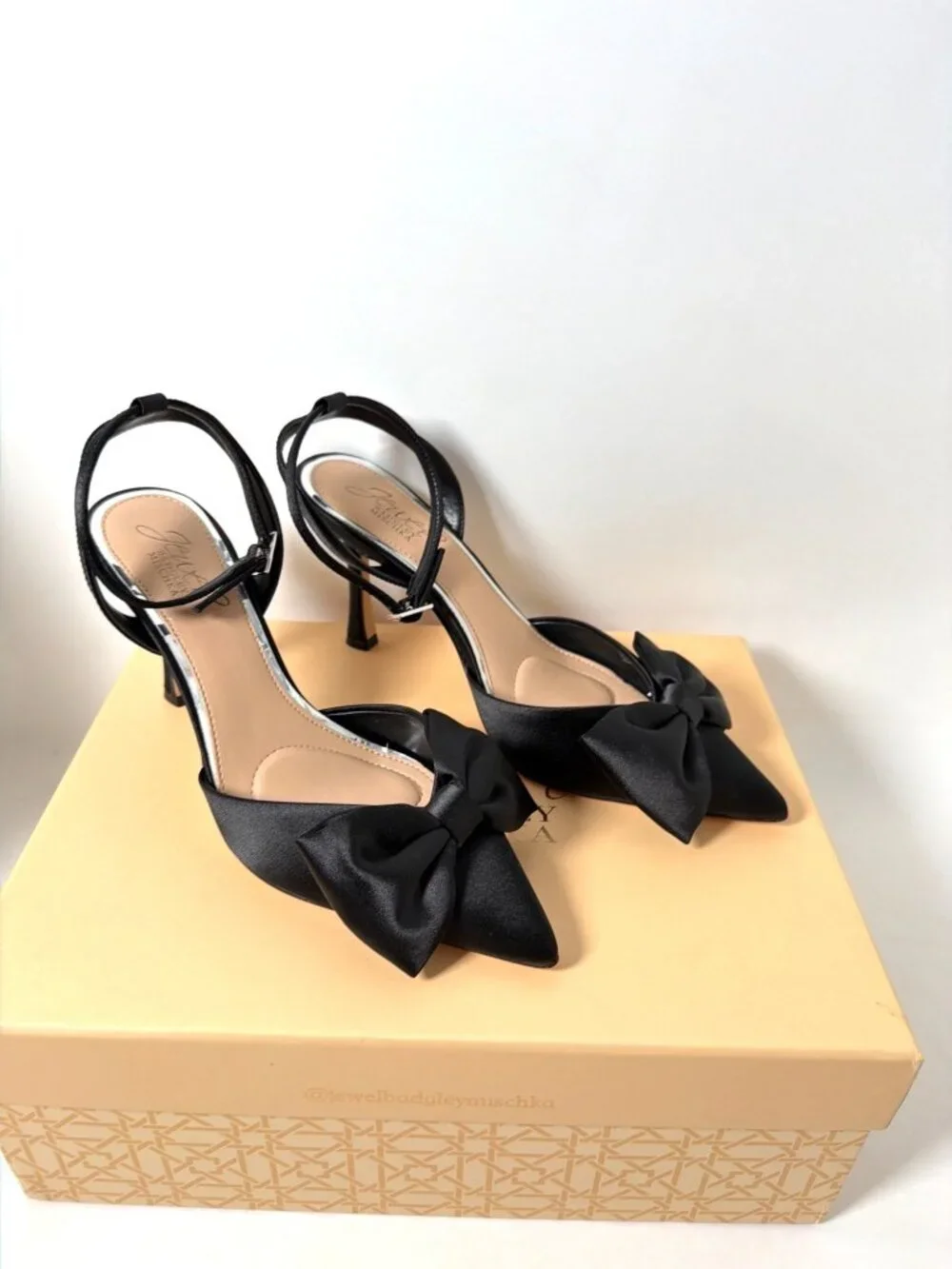 Jewel Badgley Mischka Yanna Womens Black Satin Bow Pointed Toe Heels Size 6.5